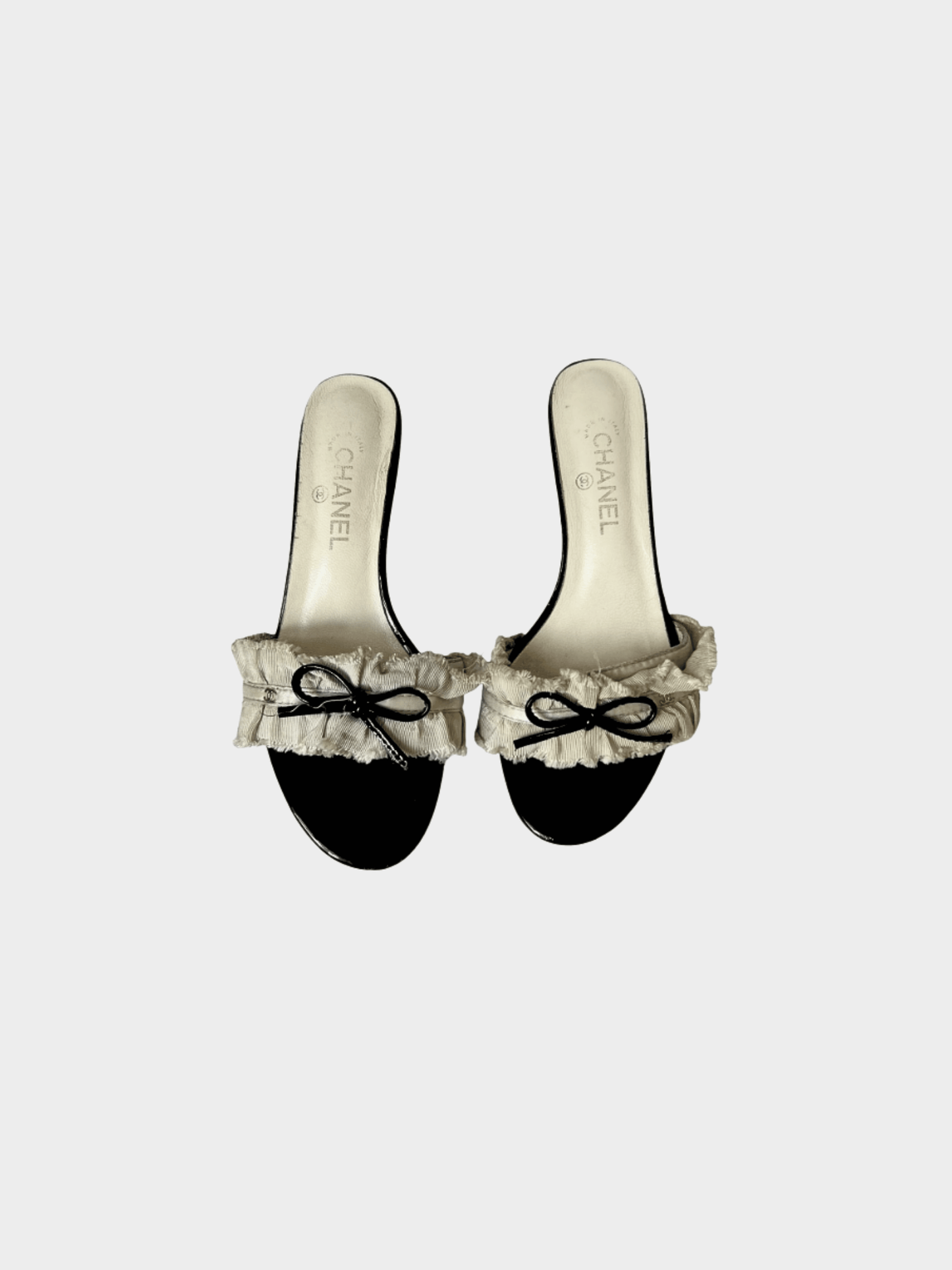Chanel 2000s White and Black Ruffled Fabric CC Bow Slide Sandals
