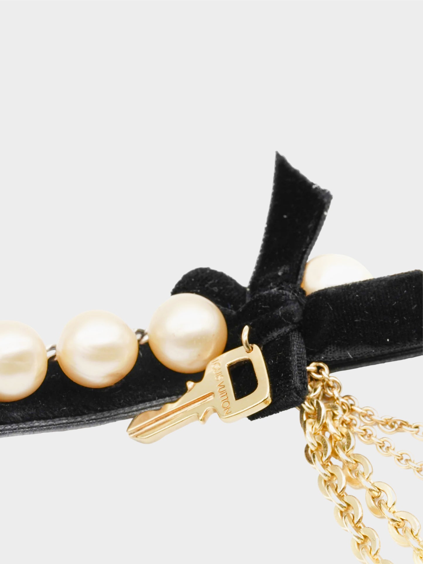 Louis Vuitton by Marc Jacobs FW 2004 Faux Pearl Key and Bow Motif Chain Necklace