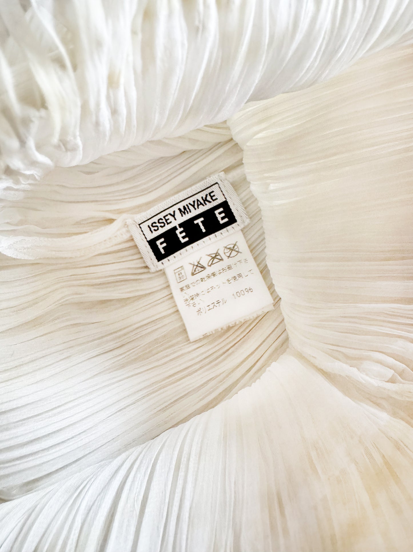 Issey Miyake 2000s White and Beige Pleated Tie-detail Dress