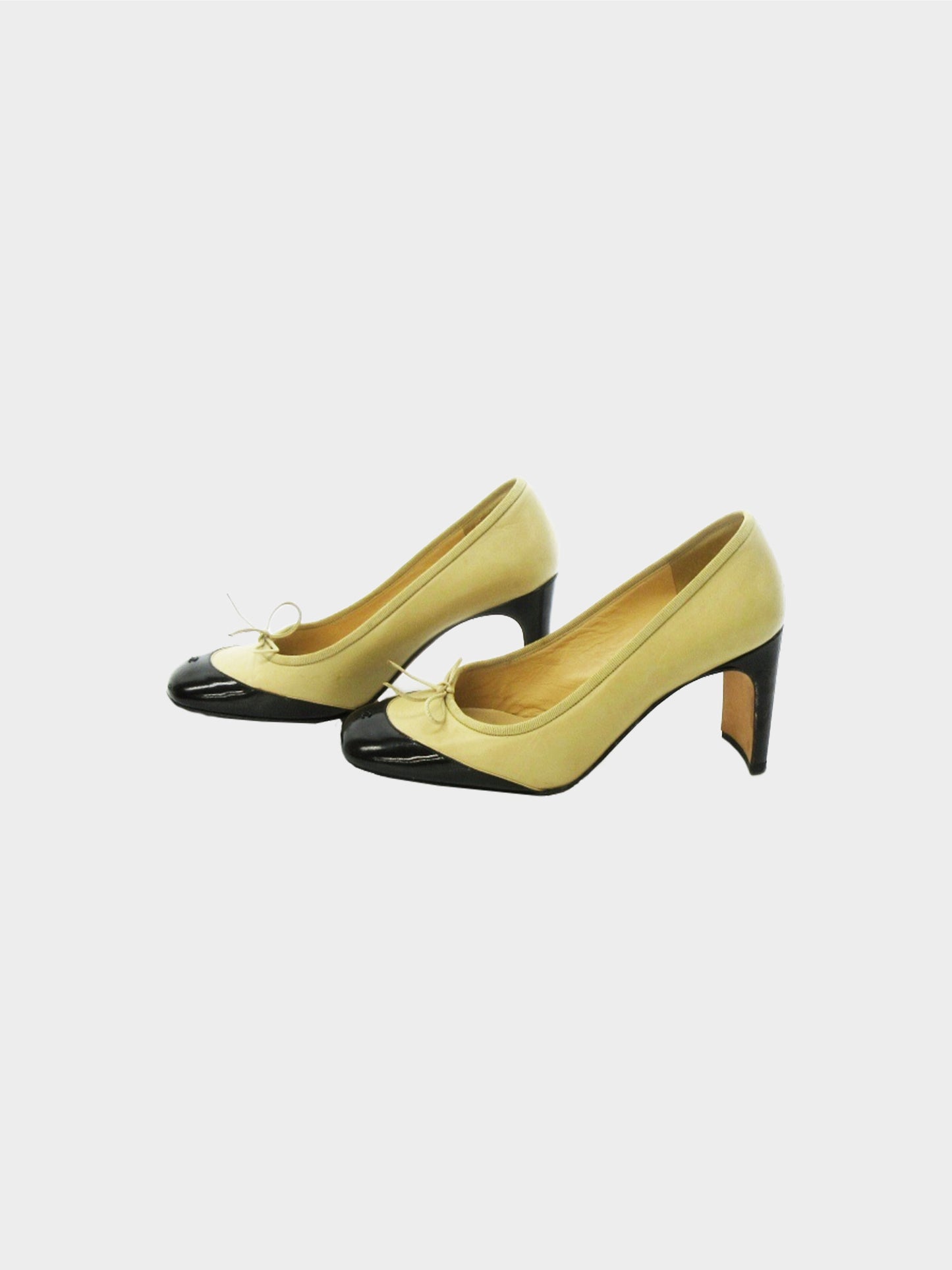 Chanel 2000s Vintage Black and Beige Two-toned Pumps