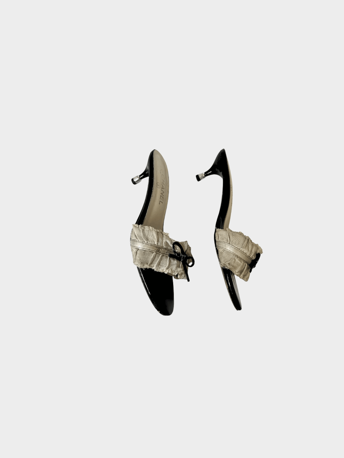 Chanel 2000s White and Black Ruffled Fabric CC Bow Slide Sandals