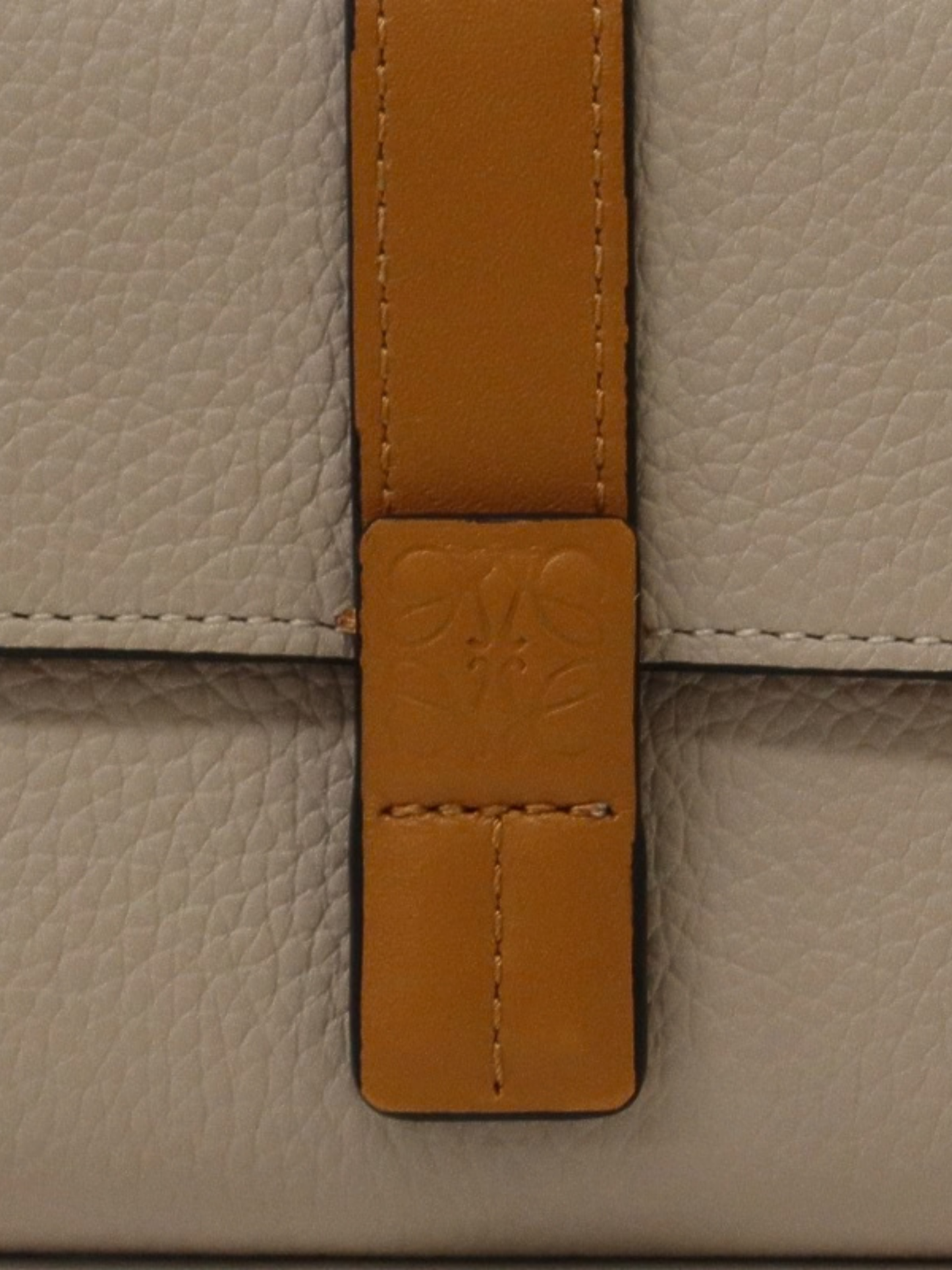 Loewe FW 2025 Beige Brown Leather Small Vertical Wallet