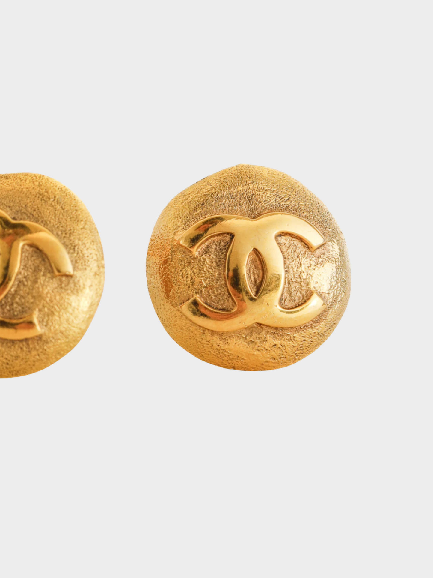 Chanel 1990s Gold-Tone Round Interlocking CC Clip-On Earrings