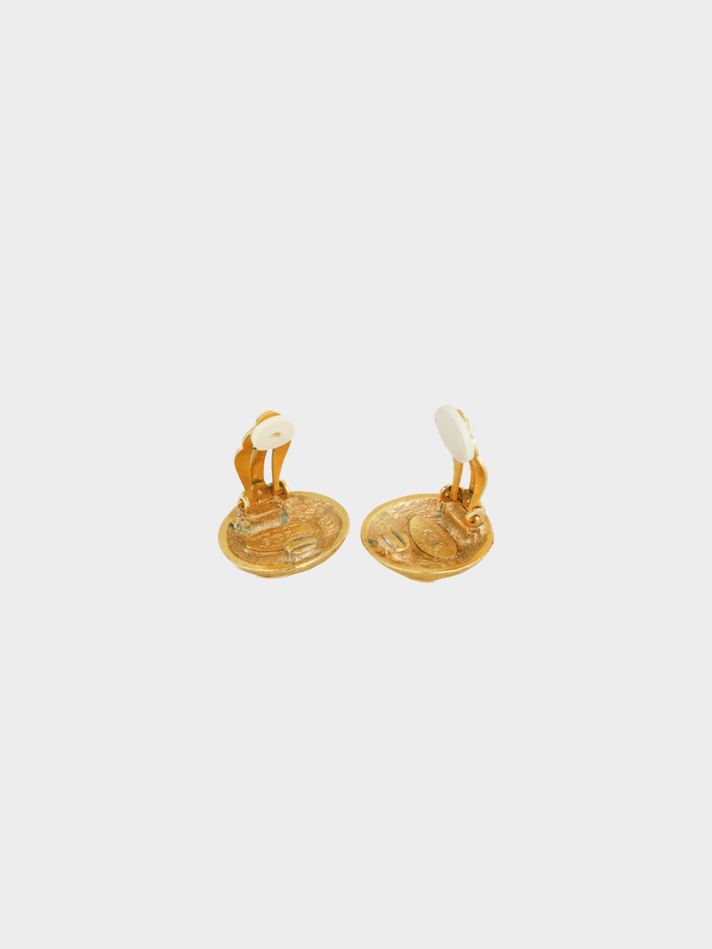 Chanel 1990s Gold-Tone Round Interlocking CC Clip-On Earrings